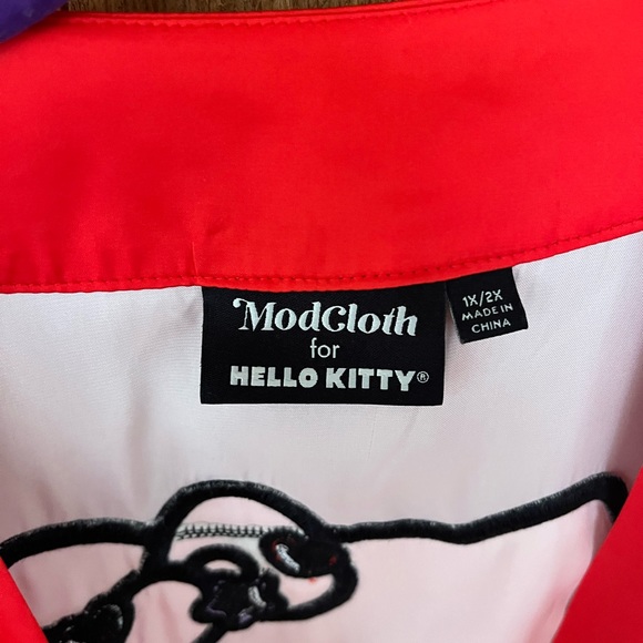 Modcloth x Hello Kitty Silky Robe 1X/2X - Picture 2 of 6